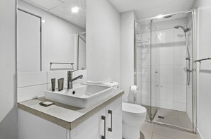 Apartment | Bathroom - Comfortable 2 Bed Stay With Parking (Melbourne)
