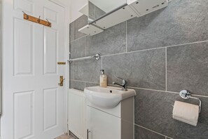 Bathroom - Stylish 2BR House close to Camden Town Station (London)