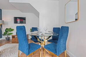 Dining - Stylish 2BR House close to Camden Town Station (London)