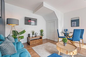 Living area - Stylish 2BR House close to Camden Town Station (London)