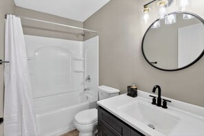 Hair dryer, towels - Contemporary 2BR apartment with workspace (Lenexa)