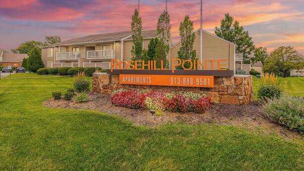 Rosehill Pointe -huoneistoissa on maisemoitu puutarha, kivimuuri ja esteetön näkymä rakennukseen.