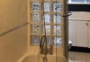 Bathroom - Apartment Sleeps 4 With Enclosed Garden (Birmingham)