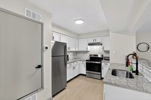 Refrigerador, microondas, horno y parrilla de estufa 