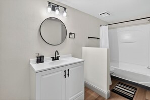 Hair dryer, towels - Modern 1-bedroom apartment in Lenexa (Lenexa)