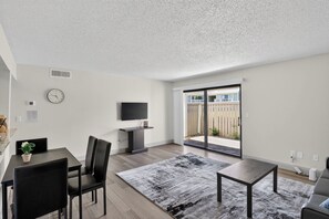 Interior - Modern 1-bedroom apartment in Lenexa (Lenexa)