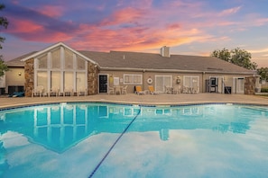 Pool - Modern 1-bedroom apartment in Lenexa (Lenexa)