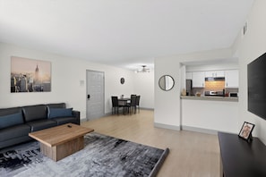 Un apartamento moderno con sala de estar, comedor y cocina.
