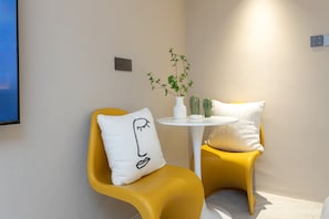 Habitación empresarial con 2 camas individuales, vista a la ciudad | Área de sala de estar
