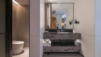 Standard Double Room | Bathroom | Shower, rainfall showerhead, free toiletries, hair dryer