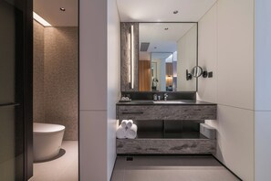 Standard-Doppelzimmer | Badezimmer | Hausschuhe