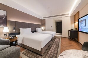 A hotel room with a large bed, two bedside tables, a TV, a desk, and a chair. - IntercityHotel Zhuhai Nanping Huafa (Zhuhai)