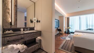 Kamar Twin Comfort, pemandangan gunung | Minibar gratis, meja kerja, tirai kedap cahaya, dan setrika/meja setrika