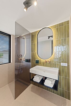 Shower, hair dryer, towels - The Ivy - Blue Bay Golf & Beach Resort (Sint Michiel)