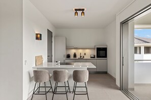 Apartament Deluxe, 2 dormitoris | Cuina privada | Frigorífic, microones, forn i placa de cuina 
