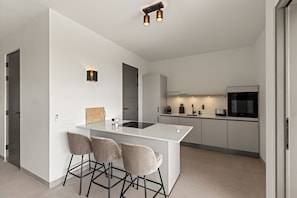 Fridge, microwave, oven, stovetop - The Ivy - Blue Bay Golf & Beach Resort (Sint Michiel)
