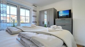Ein Schlafzimmer mit einem Bett, einem Fernseher und einem Kleiderschrank.
