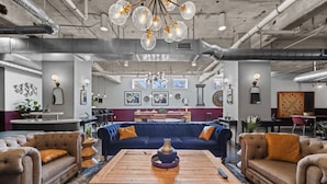 Un intérieur moderne avec un espace salon central, une table basse en bois et un lustre.