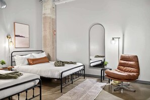 Iron/ironing board, travel cot, WiFi - Upscale Downtown Loft - Walkable with Valet Parking (Dallas)