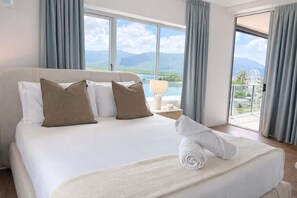 Iron/ironing board, travel cot, WiFi, bed sheets - Luxury 3BR Coral Coast Home w/ Oceanfront (Cairns City)