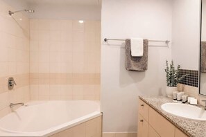 Shower, hair dryer, shampoo - Luxury 3BR Coral Coast Home w/ Oceanfront (Cairns City)