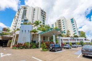 Exterior - Luxury 3BR Coral Coast Home w/ Oceanfront (Cairns City)