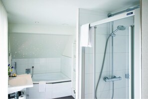 Estudio básico, balcón, vista a la montaña | Baño