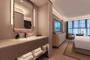 Minibar con artículos gratuitos y escritorio 
