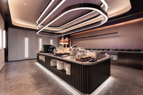 Dining. Crystal Orange Zhuhai Station Gongbei