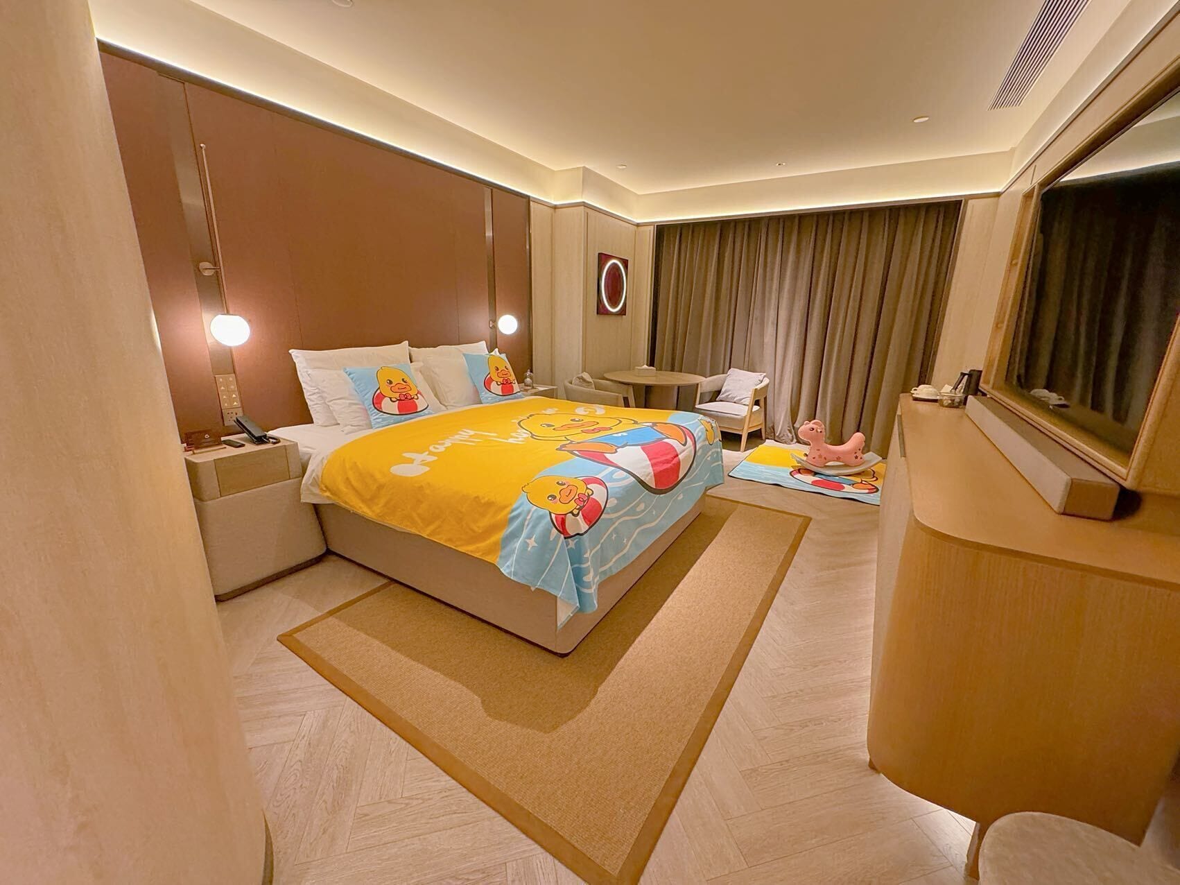 Family Double Room, City View | Bar mini percuma, meja, ruang kerja komputer riba 