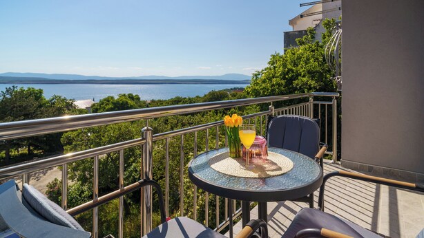 A balcony with a table, chairs, and a view of the sea. - Vacation apartment with fantastic sea views in Dramalj (Dramalj)