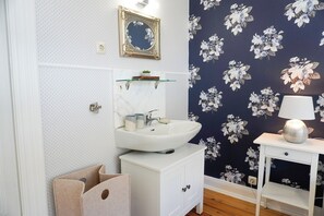 Shower, hair dryer - Vacation Rental "LOTTTALEBEN 1" for up to 4 people (non-smoking) (Timmendorfer Strand)