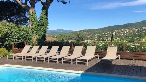 A poolside area with lounge chairs and a view of a hilly landscape. - Unique Villa Claire de Lune - Jacuzzi - Swimming pool (Sainte-Maxime)