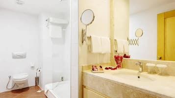 Standardzimmer, Stadtblick | Badezimmer | Kostenlose Toilettenartikel, Haartrockner, Handtücher, Toilettenpapier
