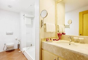 Standardzimmer, Stadtblick | Badezimmer | Kostenlose Toilettenartikel, Haartrockner, Handtücher, Toilettenpapier