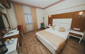 Standardzimmer, Stadtblick | Zimmersafe, Schreibtisch, laptopgeeigneter Arbeitsplatz