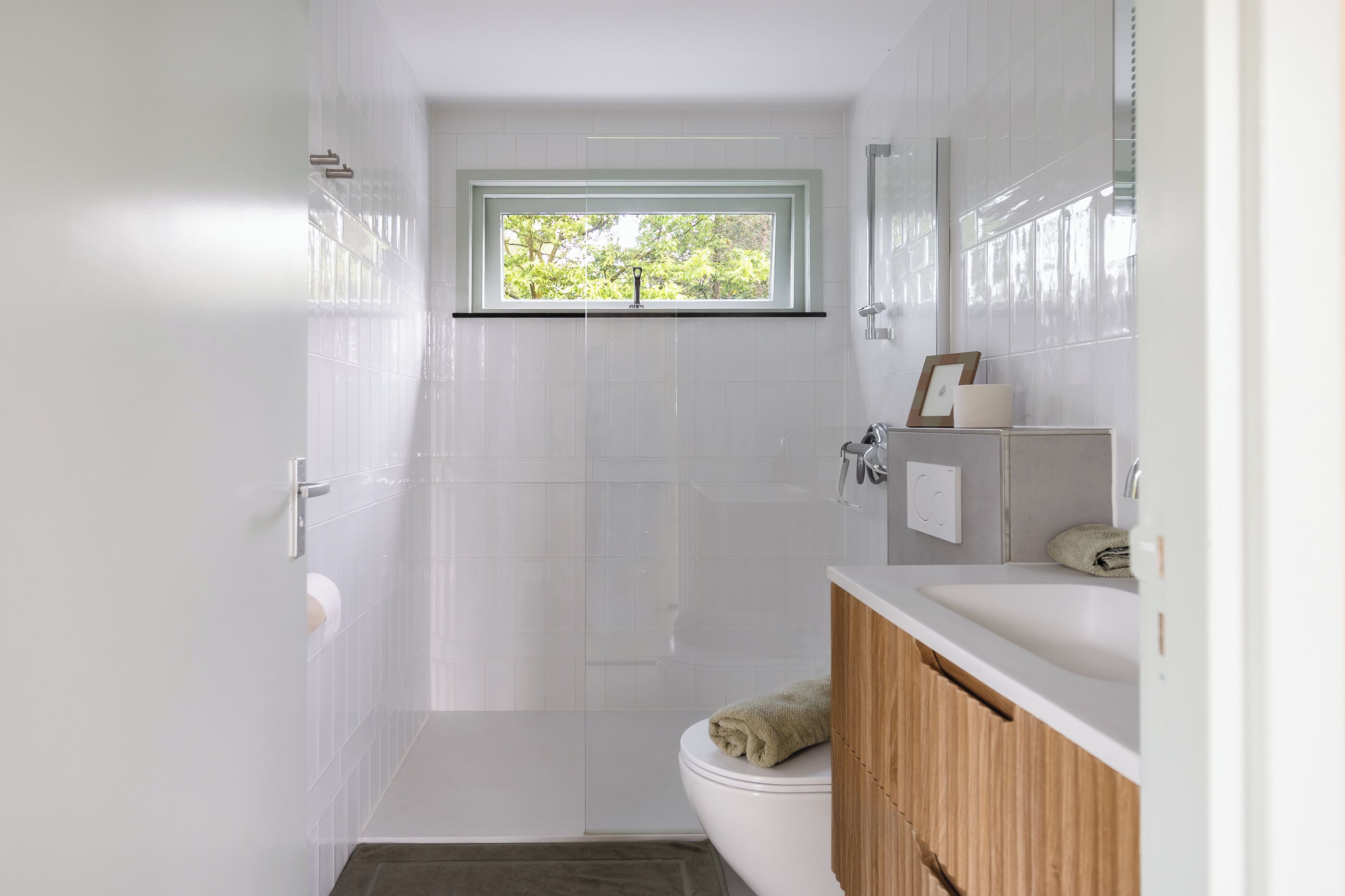 Een douche, milieuvriendelijke toiletartikelen, een haardroger