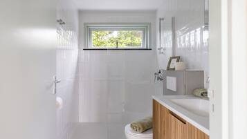 Een douche, milieuvriendelijke toiletartikelen, een haardroger