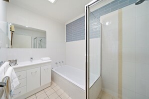 Apartment | Bathroom - Family Friendly 3-bed Home With Outdoor Area (Canberra)