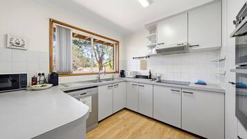 Apartment | Private kitchen | Cookware/dishes/utensils