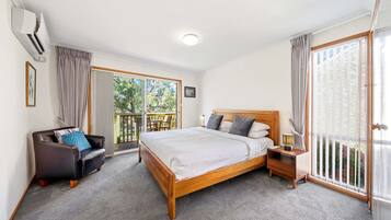 Apartment | 3 bedrooms, laptop workspace, bed sheets