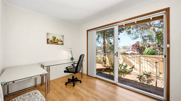 Apartment | 3 bedrooms, laptop workspace, bed sheets