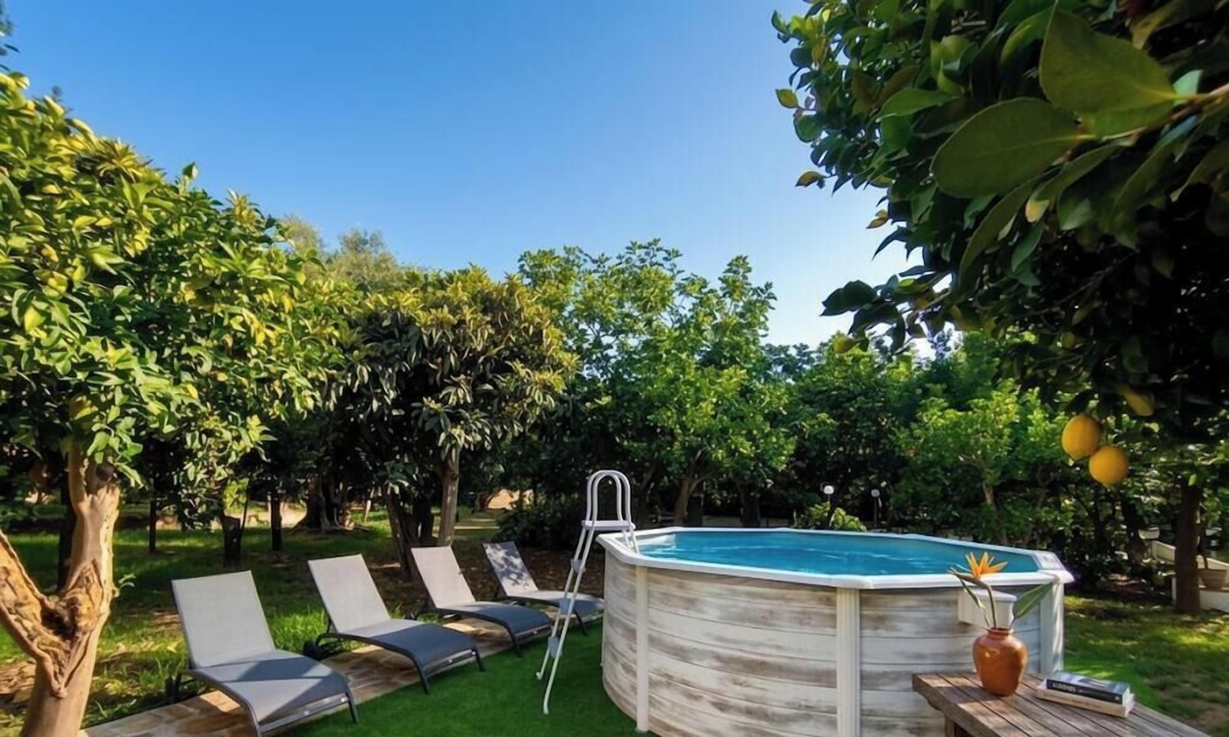 Piscine extérieure, chaises longues