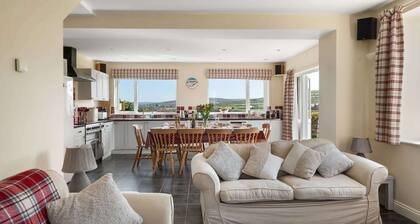 Spacious Home, Private Parking & Garden, Tintagel