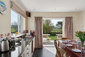 Dining - Spacious Home, Private Parking & Garden, Tintagel (Tintagel)