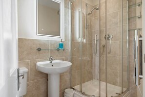 Ducha, secador de pelo, toallas