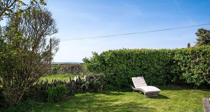 Spacious Home, Private Parking & Garden, Tintagel