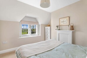 Iron/ironing board, travel cot, WiFi, bed sheets - Alms House East, Grade II Listed, Garden & Patio (Forthampton)