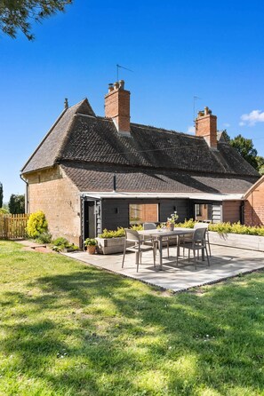Outdoor dining - Alms House East, Grade II Listed, Garden & Patio (Forthampton)
