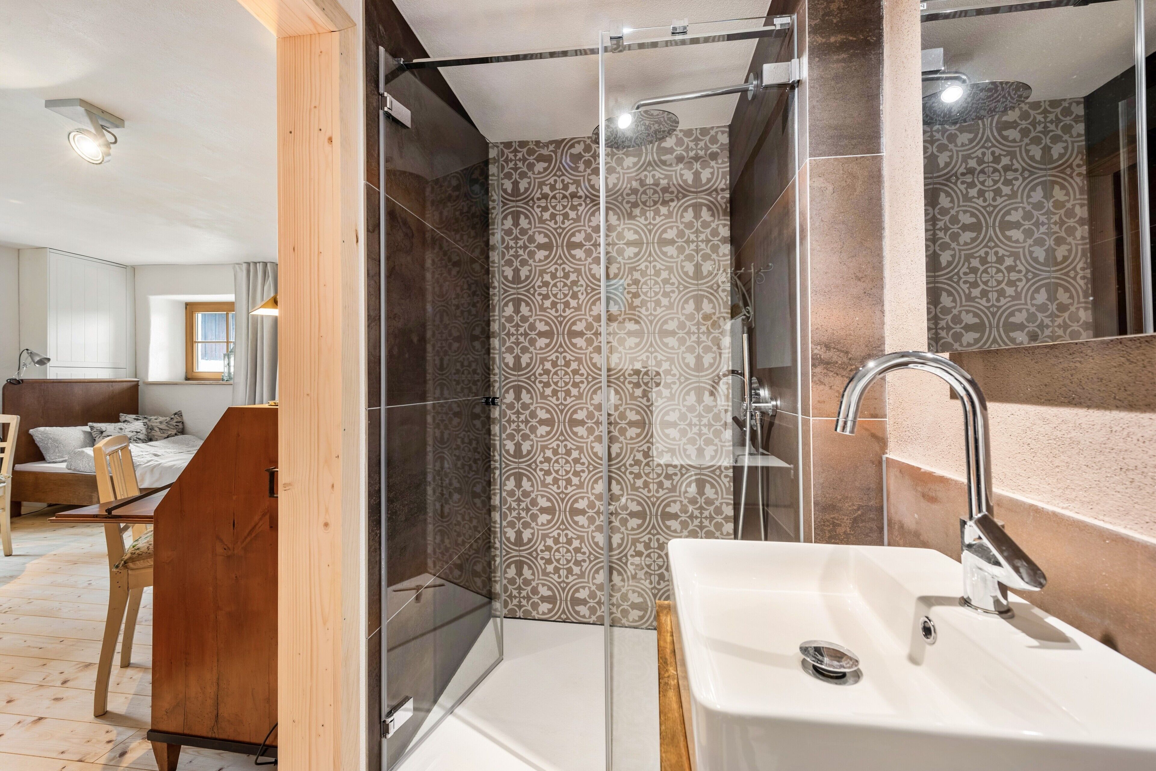 Een douche, een haardroger, handdoeken